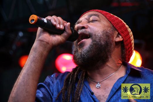 Joseph Blue Grant (Jam) with The No Maddz 17. Reggae Jam Festival - Bersenbrueck 06. August 2011 (7).JPG